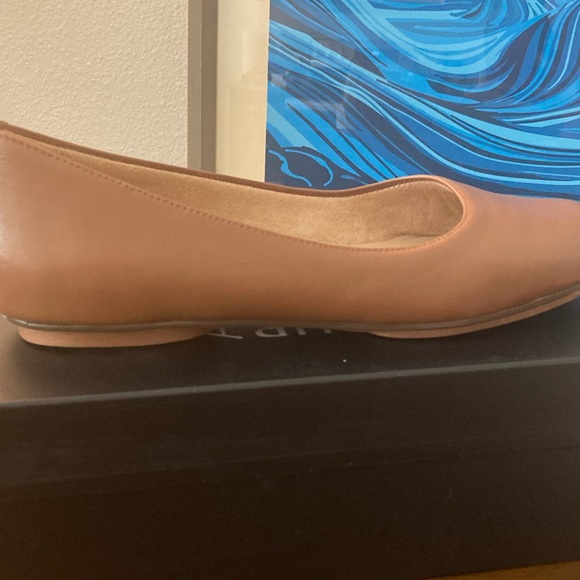 New in the box, Naturalizer Flats, Size 9.5 - Picture 2 of 4
